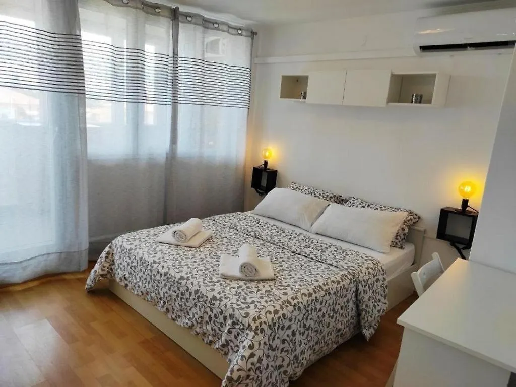Apartments With A Parking Space Umag - 22348